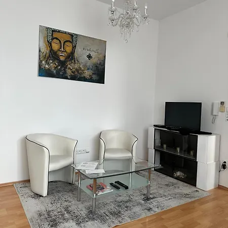Διαμέρισμα Cozy Near Hockey & Football Arena